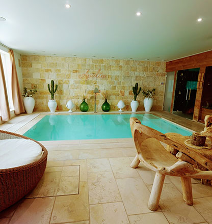 Piscine à débordement chauffée
